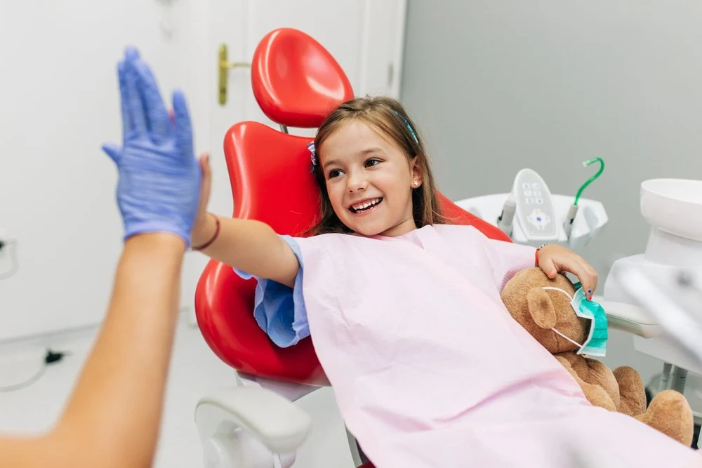 Niña en una visita dental, imagen ilustrativa